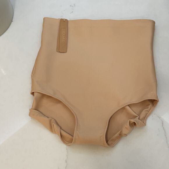 NWT $74 Skims Body Core Sculpt Butt Lifting Brief Small Clay Panties FLAW - Picture 6 of 7